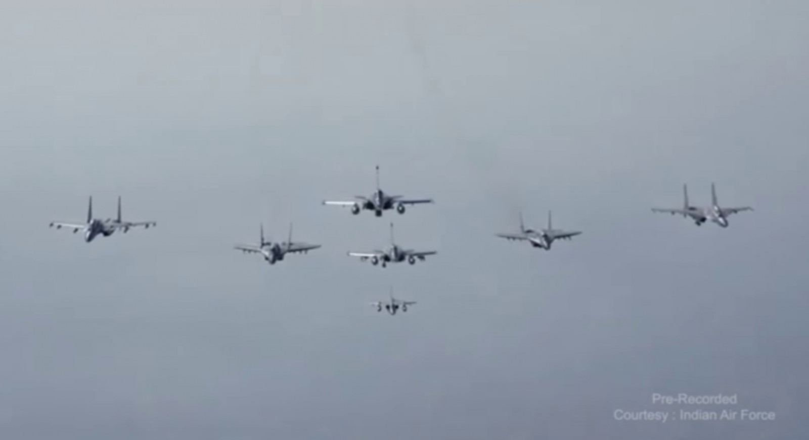 Су-30 и МиГ-29 выполнили показательные полеты в рамках праздничного парада в Нью-Дели