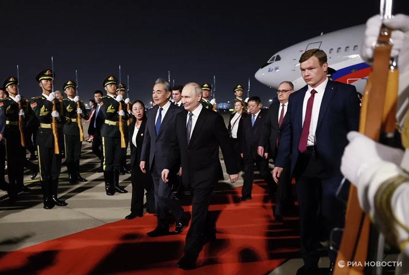 В Пекинском аэропорту Владимира Путина встретили дети с флагами России и Китая