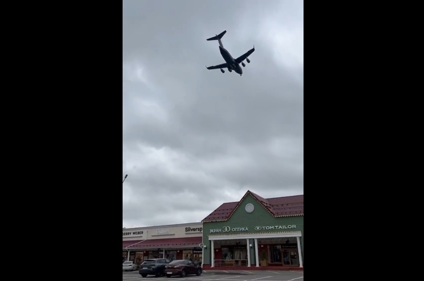 Сегодня во Внуково прилетел военно-транспортного самолёта ВВС США Boeing C-17 Globemaster III